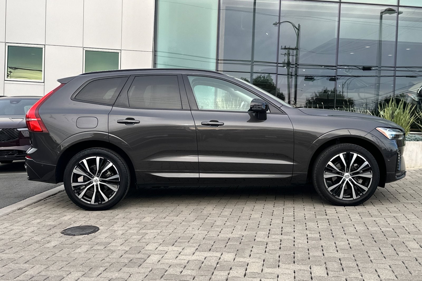 2023 Volvo XC60 B5 AWD Plus Dark photo 2