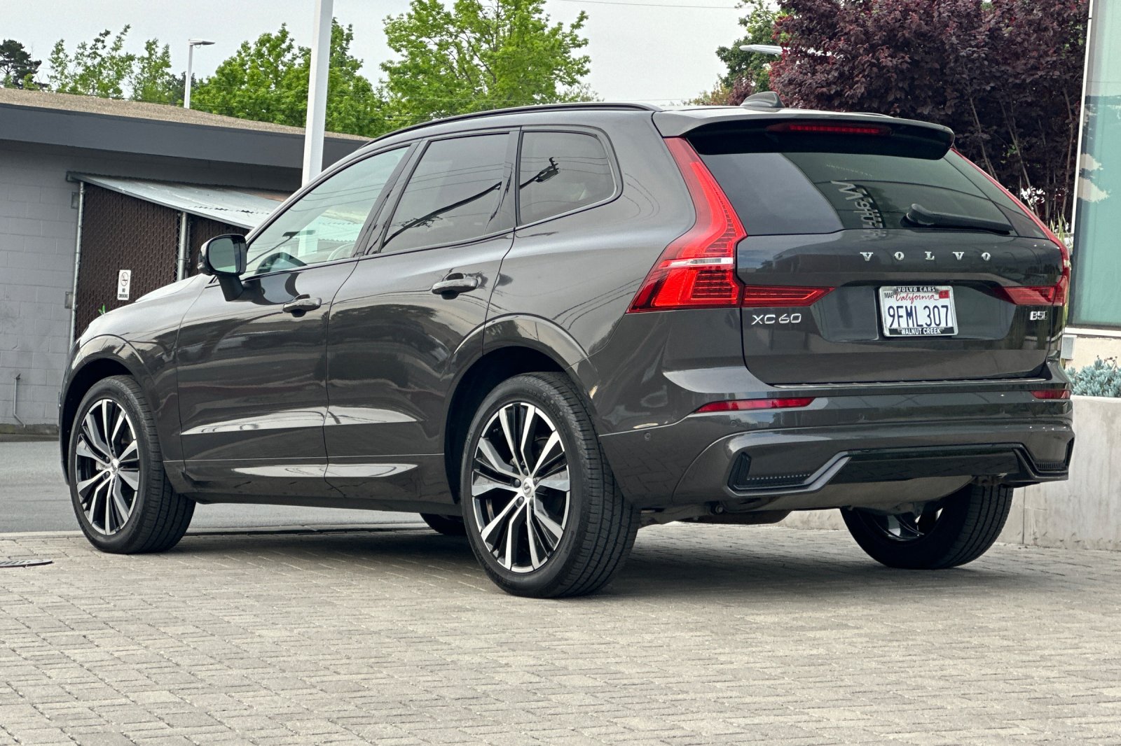 2023 Volvo XC60 B5 AWD Plus Dark photo 5