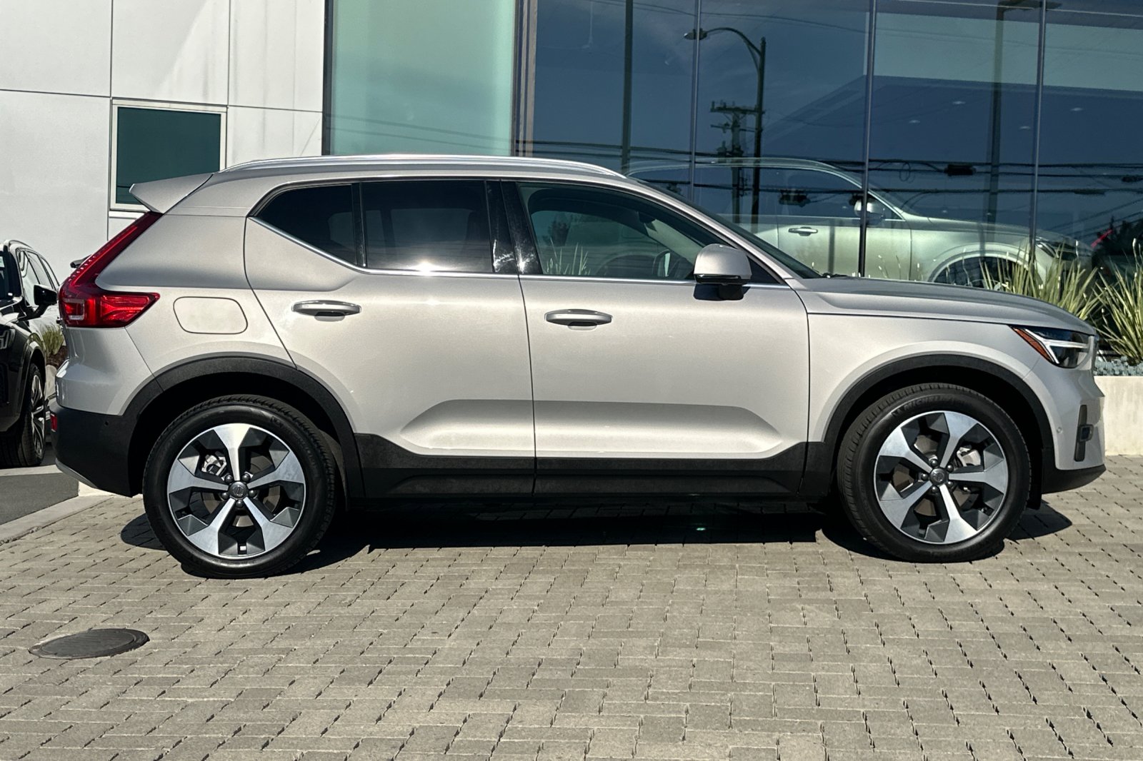 2025 Volvo XC40 B5 Plus Bright Theme photo 2