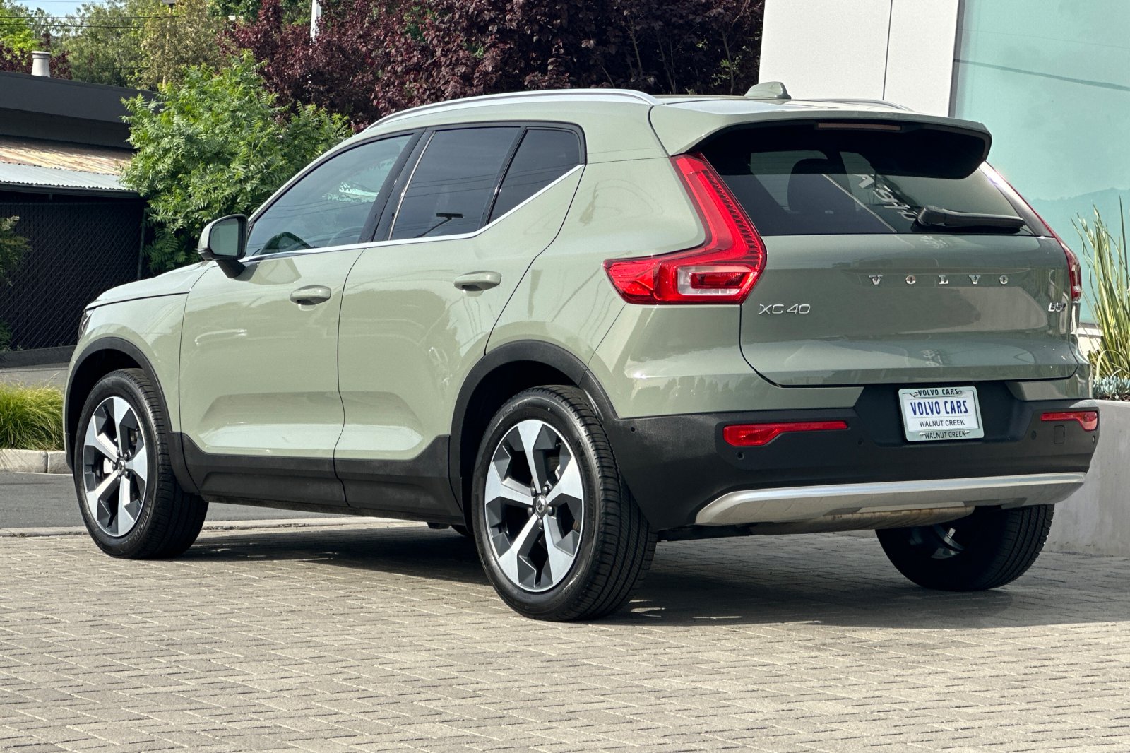 2025 Volvo XC40 B5 Plus Bright Theme photo 5