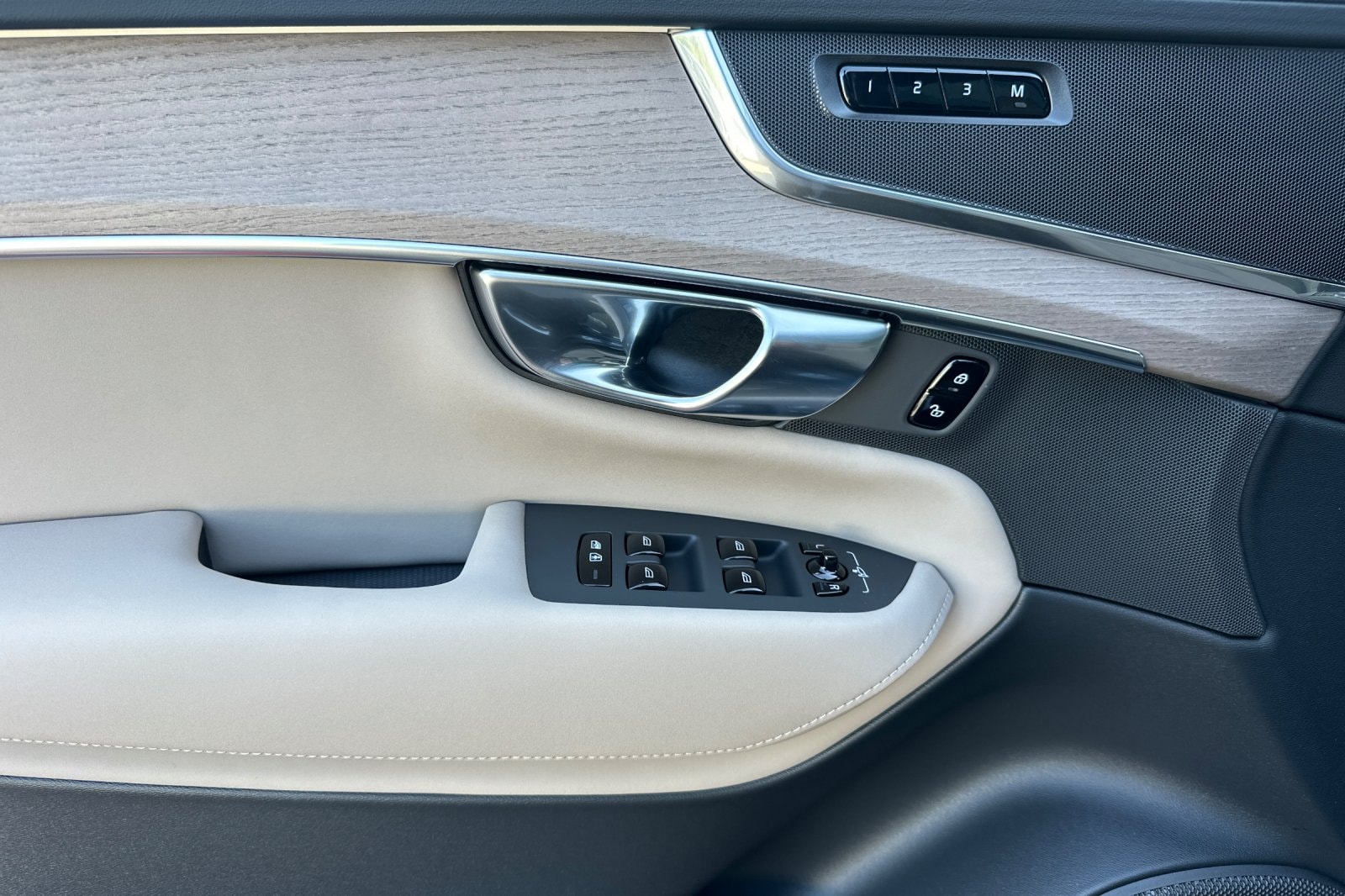 2025 Volvo XC90 Core - Photo 11