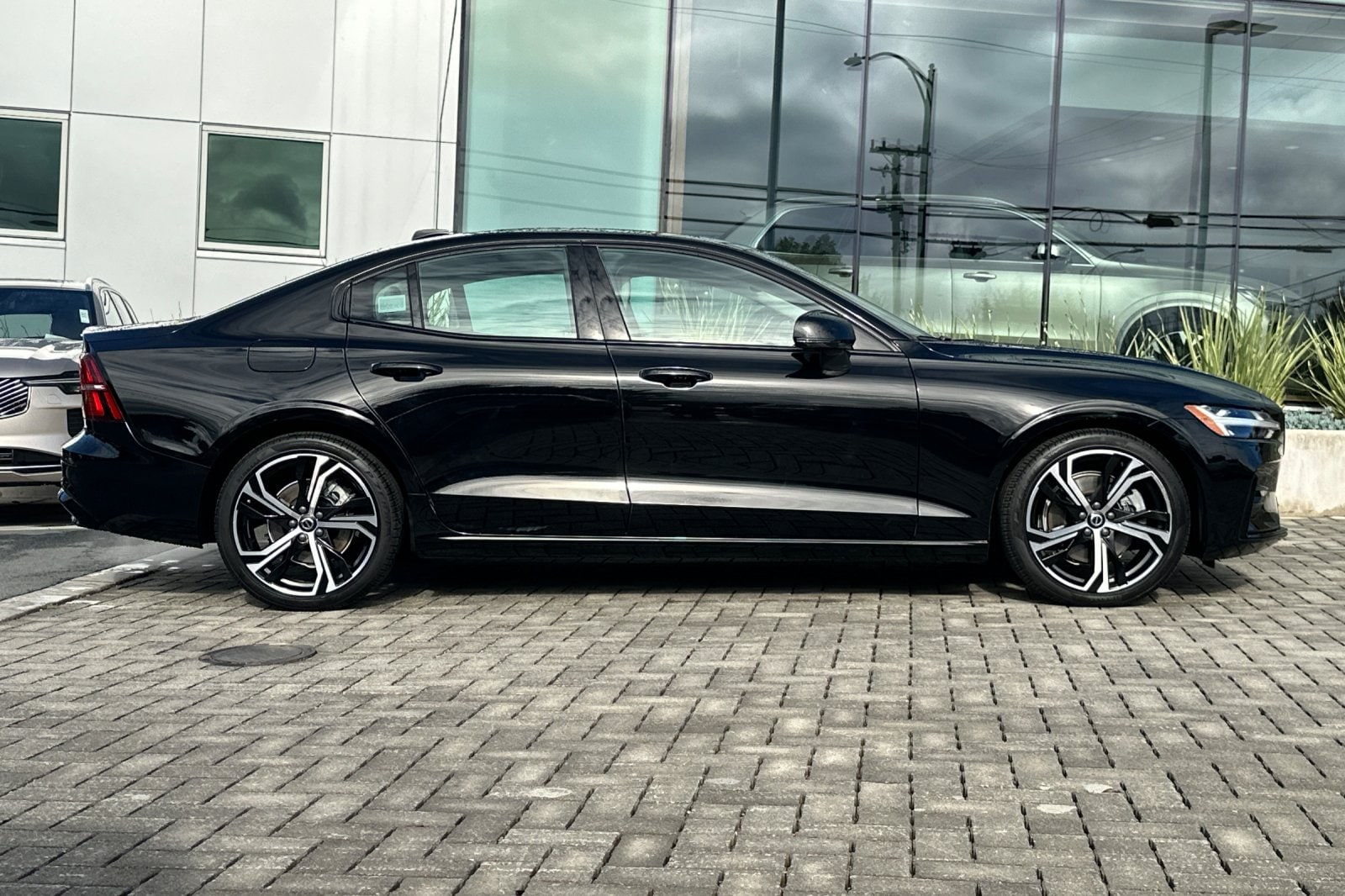2023 Volvo S60 B5 AWD Core Dark photo 2