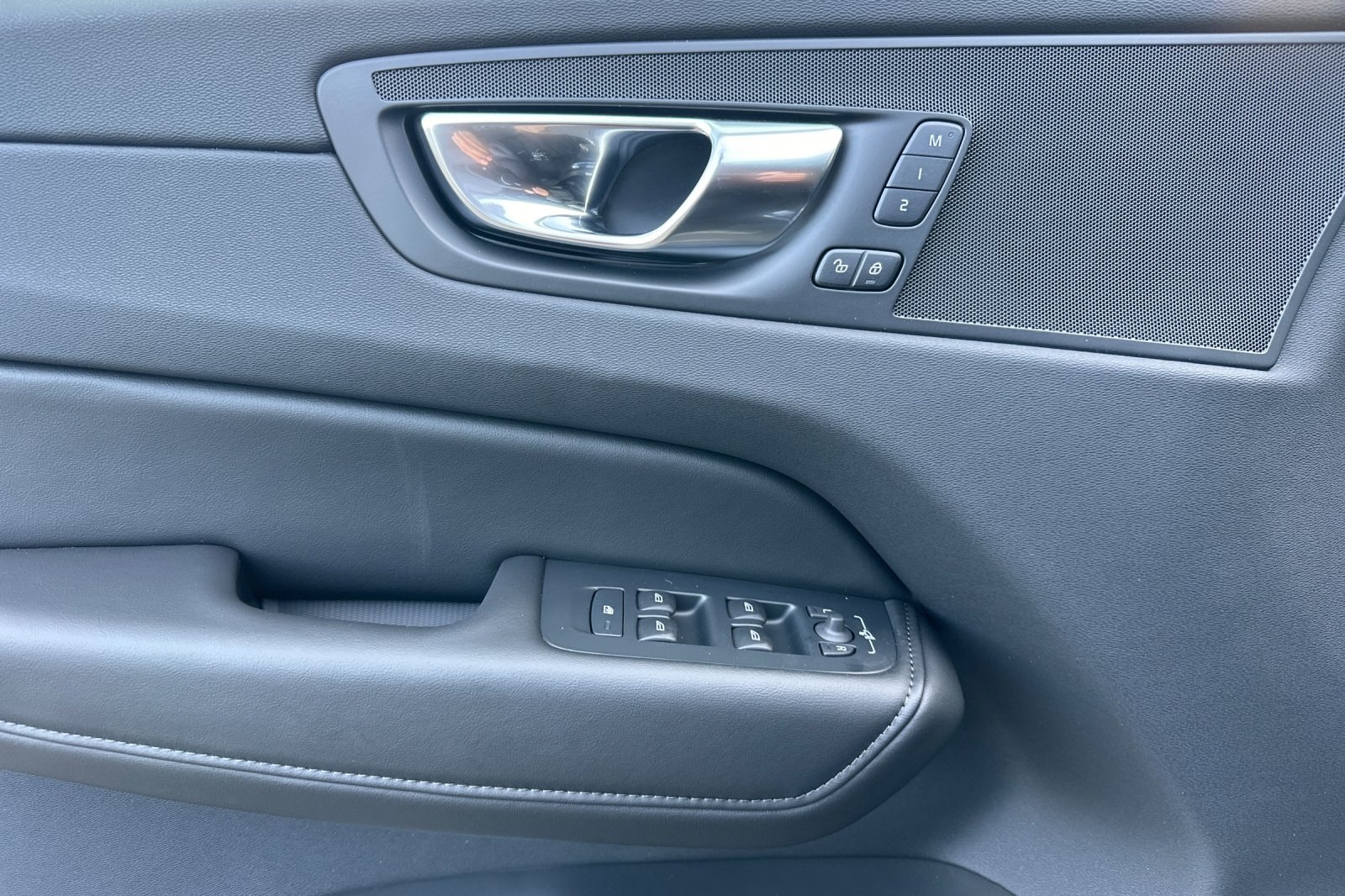 2025 Volvo XC60 Core - Photo 12