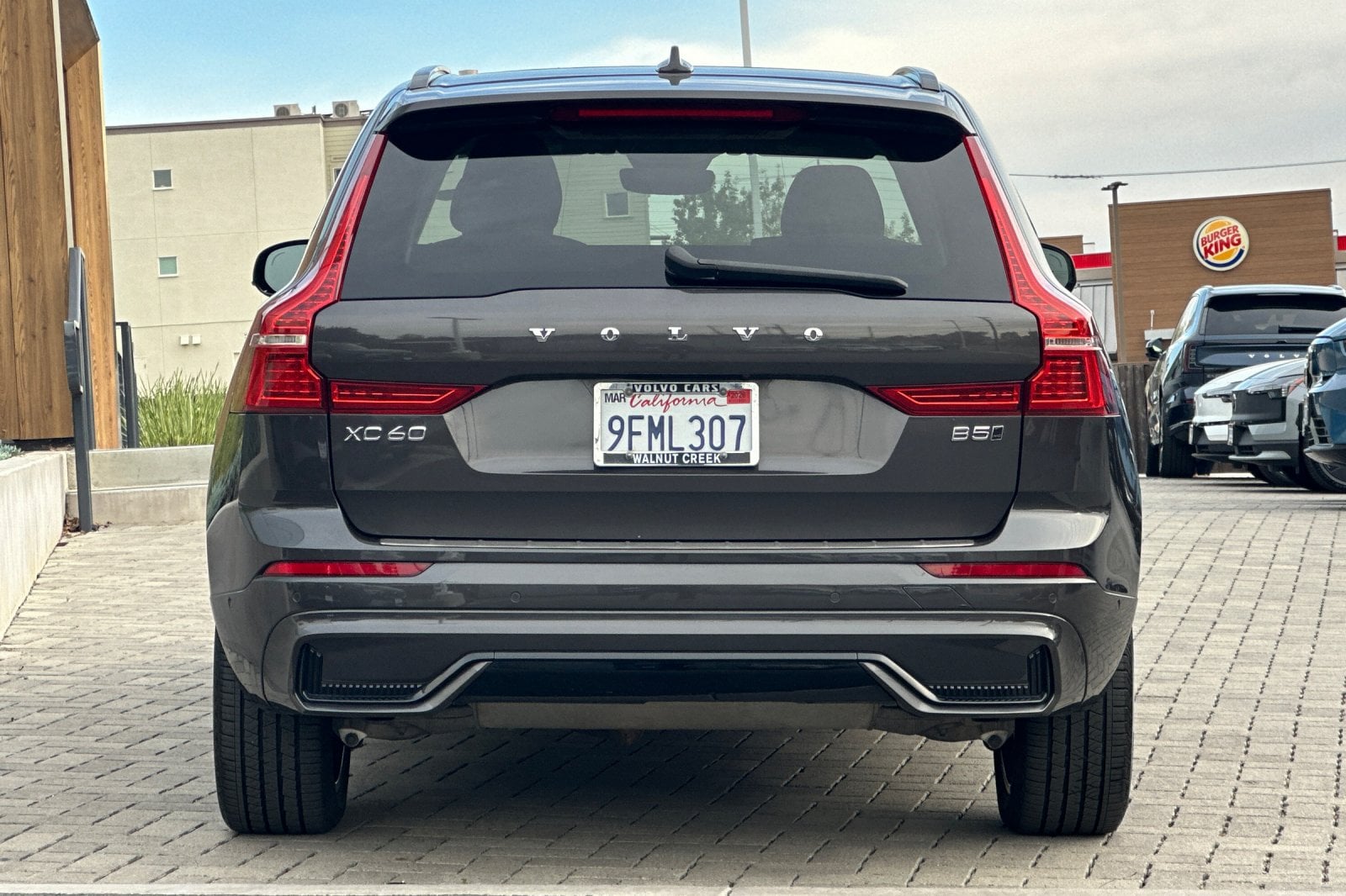 2023 Volvo XC60 B5 AWD Plus Dark photo 4