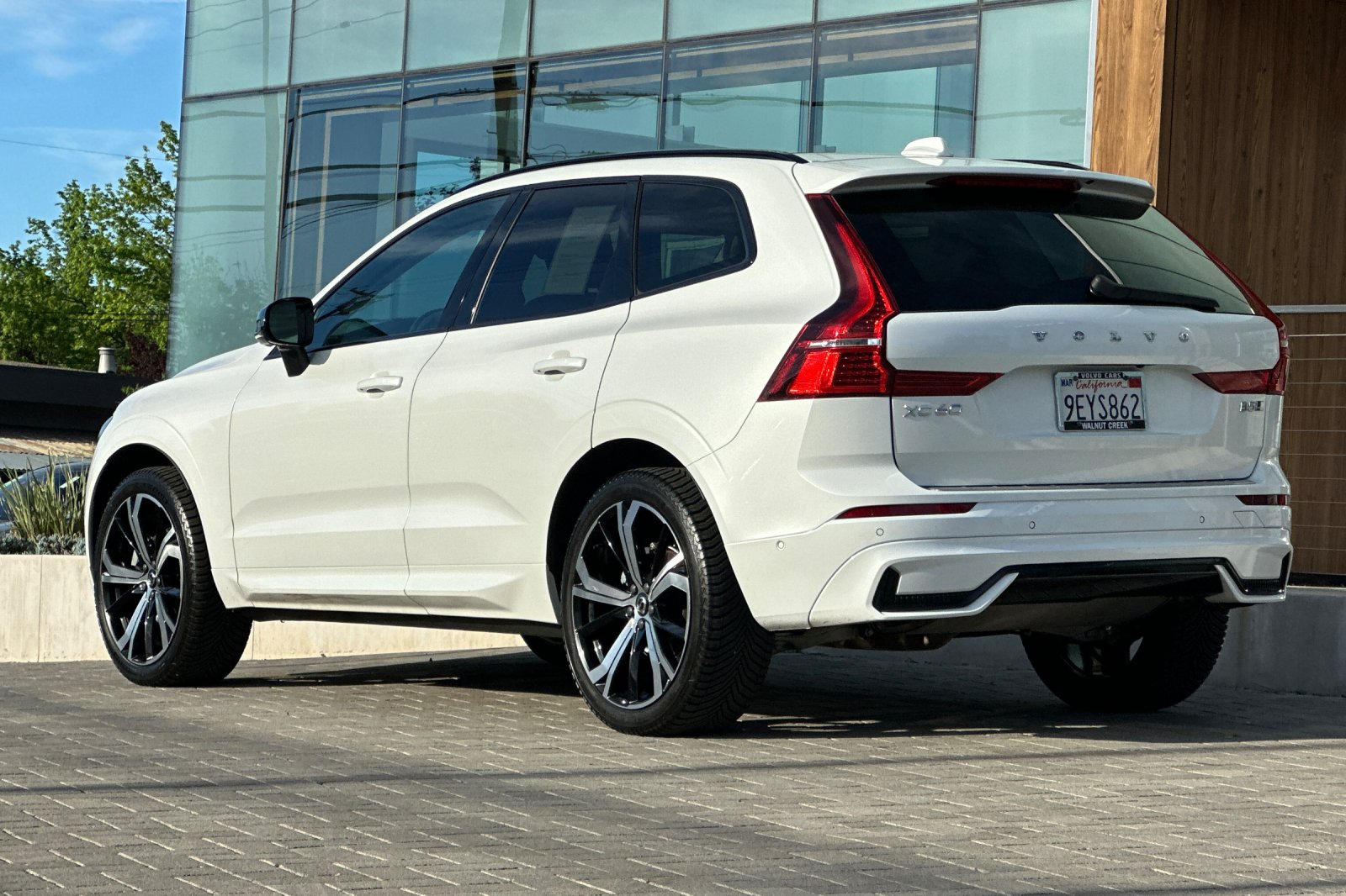 2023 Volvo XC60 B5 AWD Ultimate Dark photo 5