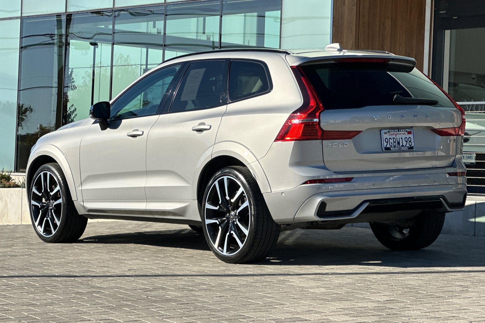 2023 Volvo XC60 B6 AWD Ultimate Dark photo 6