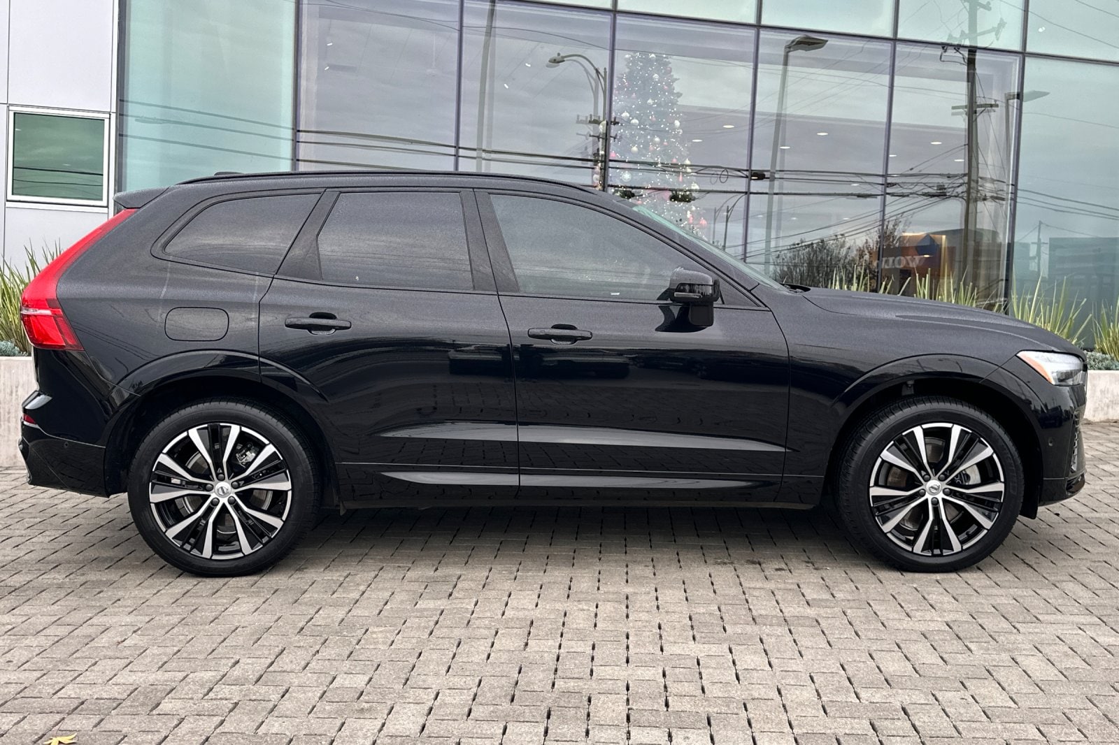 2023 Volvo XC60 Recharge Plug-In Hybrid Plus Dark photo 2