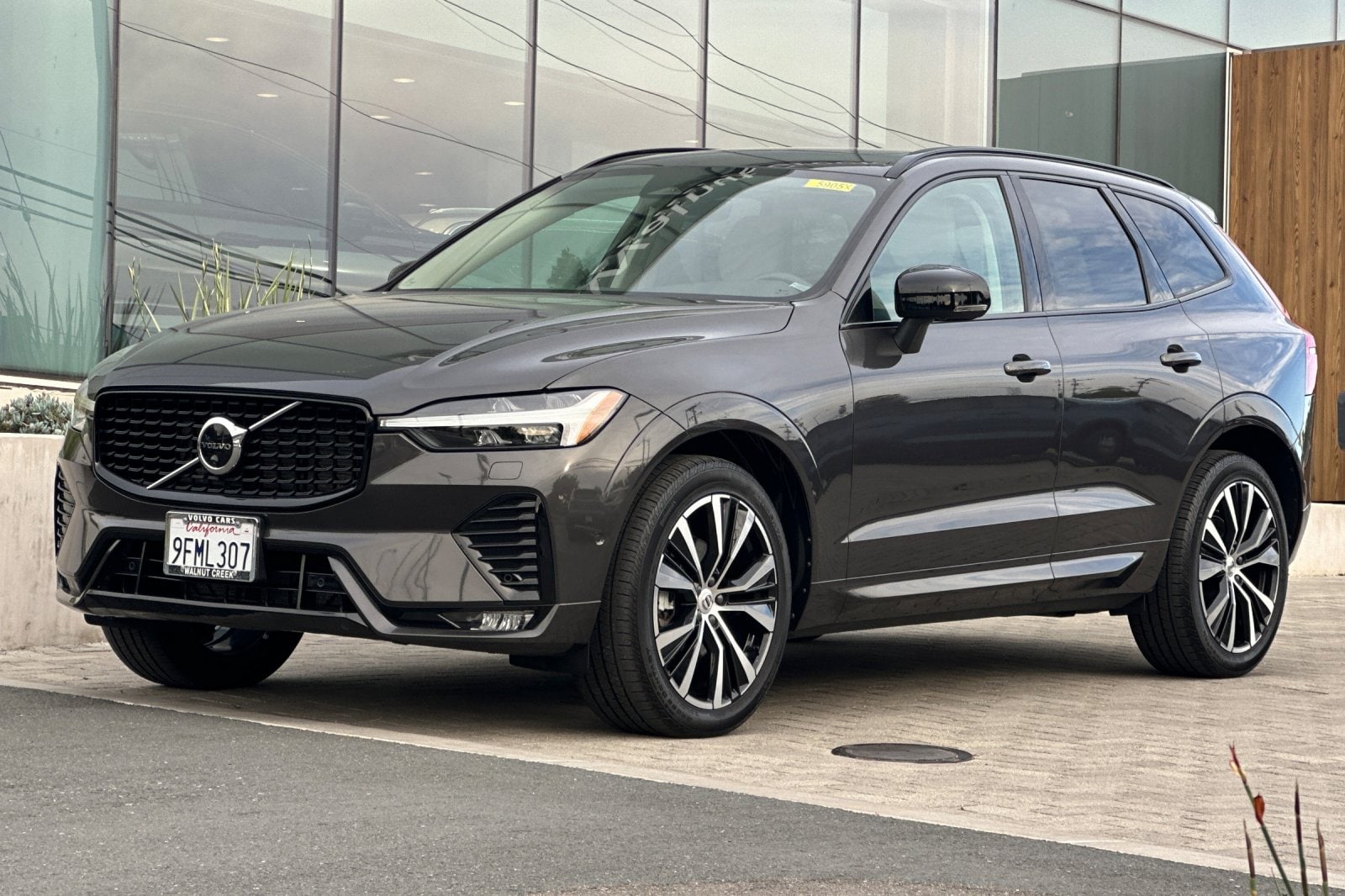 2023 Volvo XC60 B5 AWD Plus Dark photo 3
