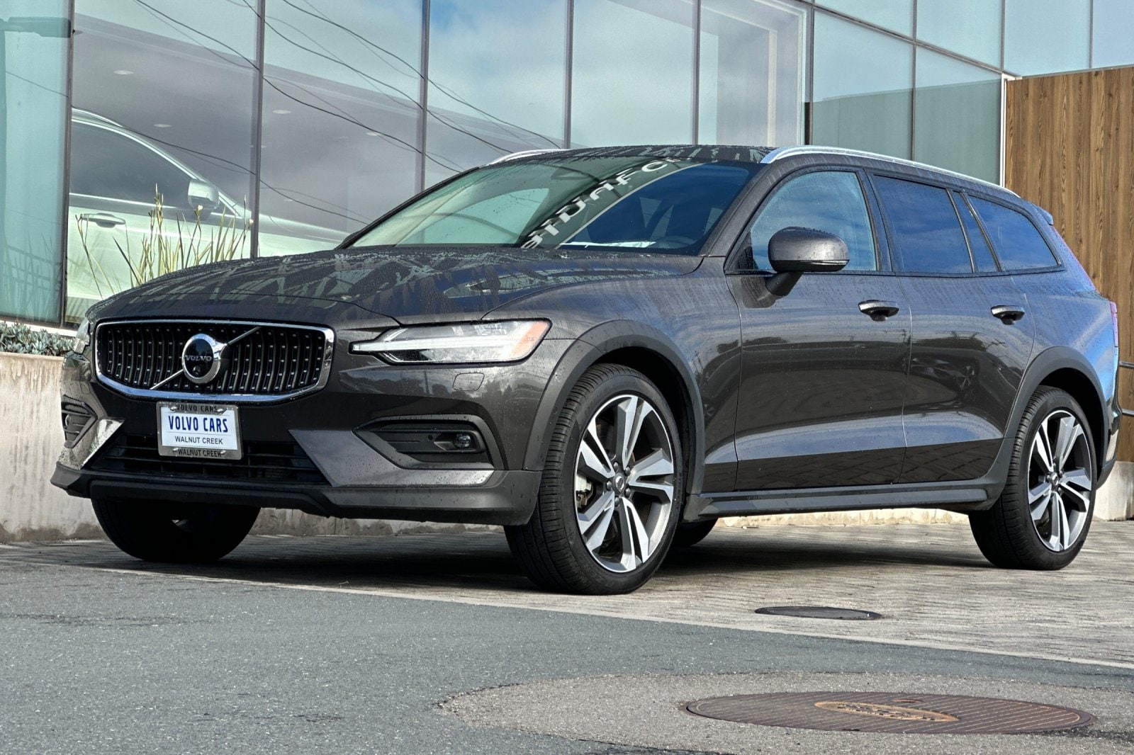 2025 Volvo V60 Cross Country B5 Plus photo 3