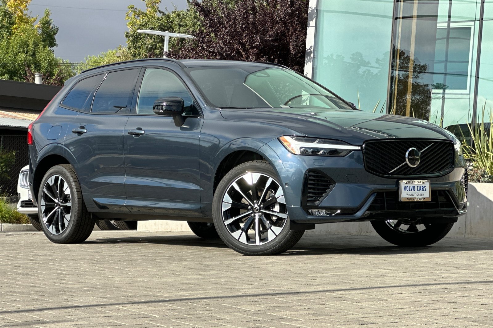 2026 Volvo XC60 B5 Plus photo 2