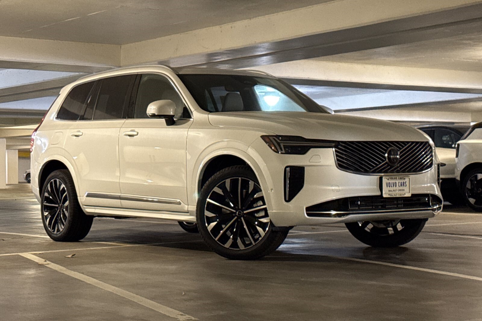 2026 Volvo XC90 T8 Plus photo 2