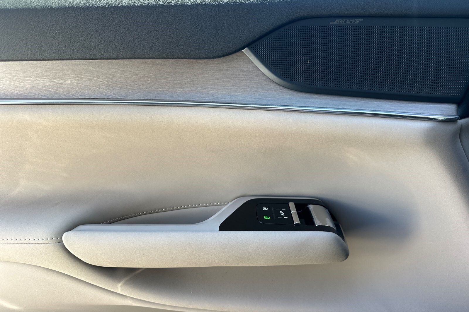 2025 Volvo EX90 Twin Motor Ultra photo 2