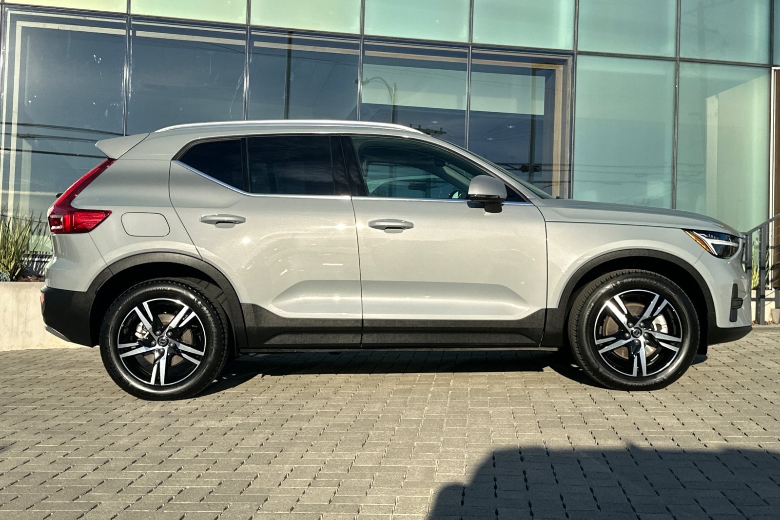 2025 Volvo XC40 B5 Core Bright Theme photo 2