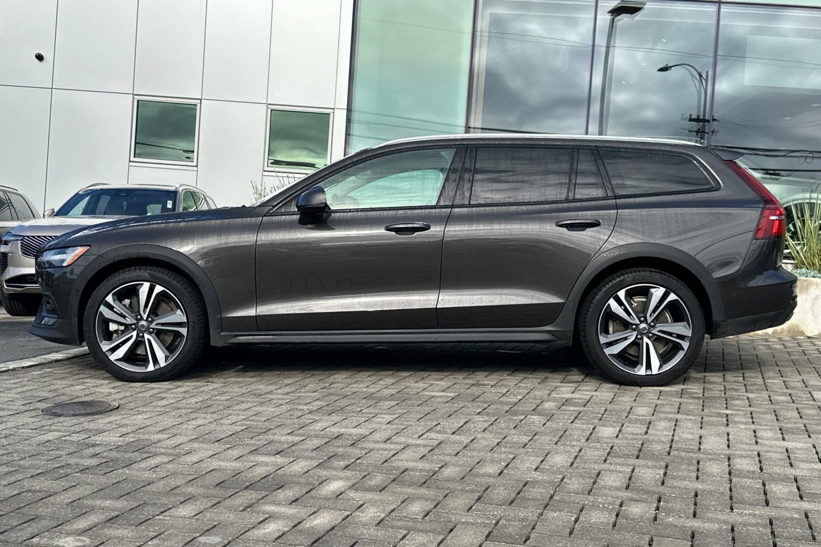 2025 Volvo V60 Cross Country B5 Plus photo 6