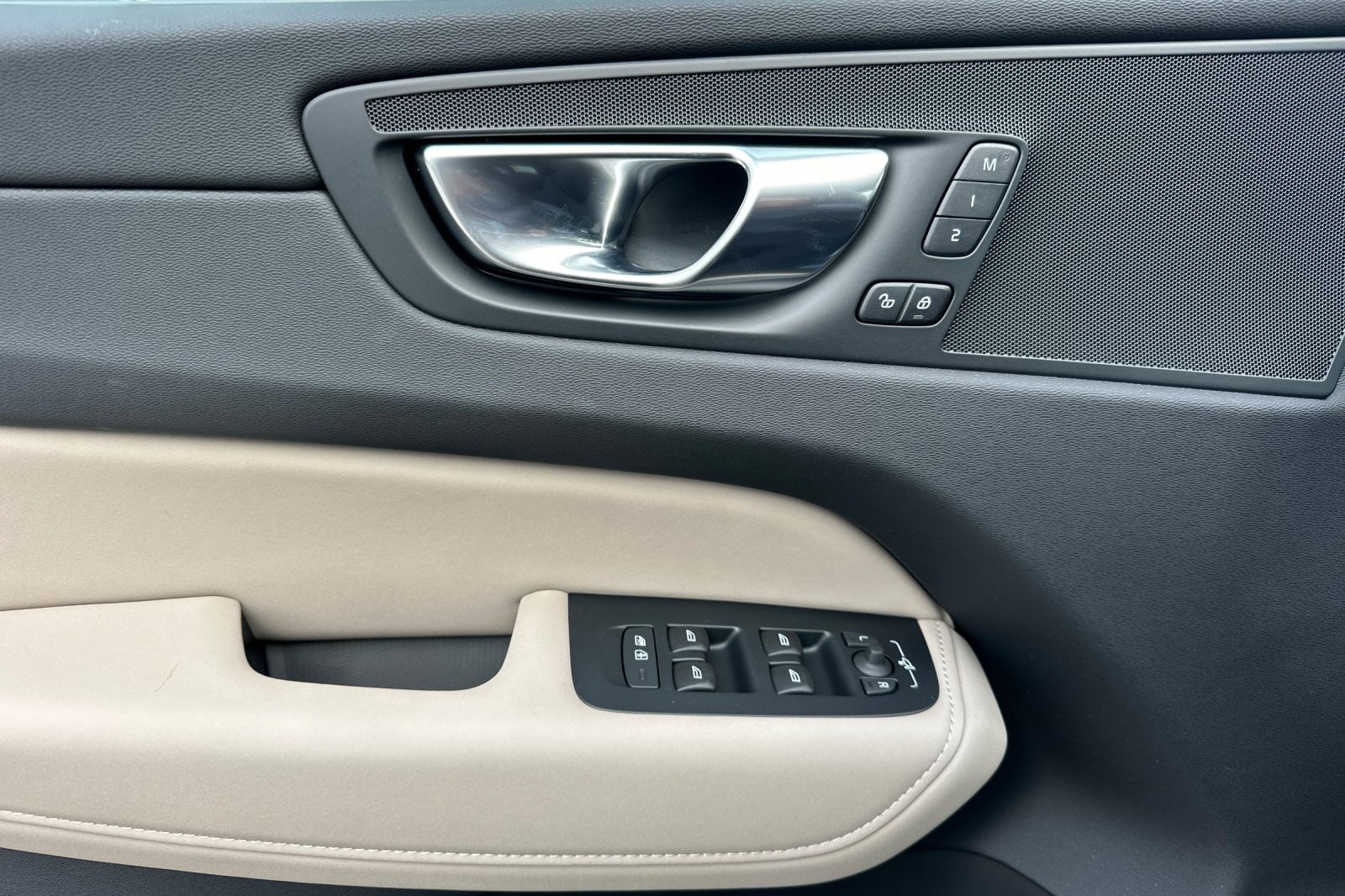 2026 Volvo XC60 Plus - Photo 11