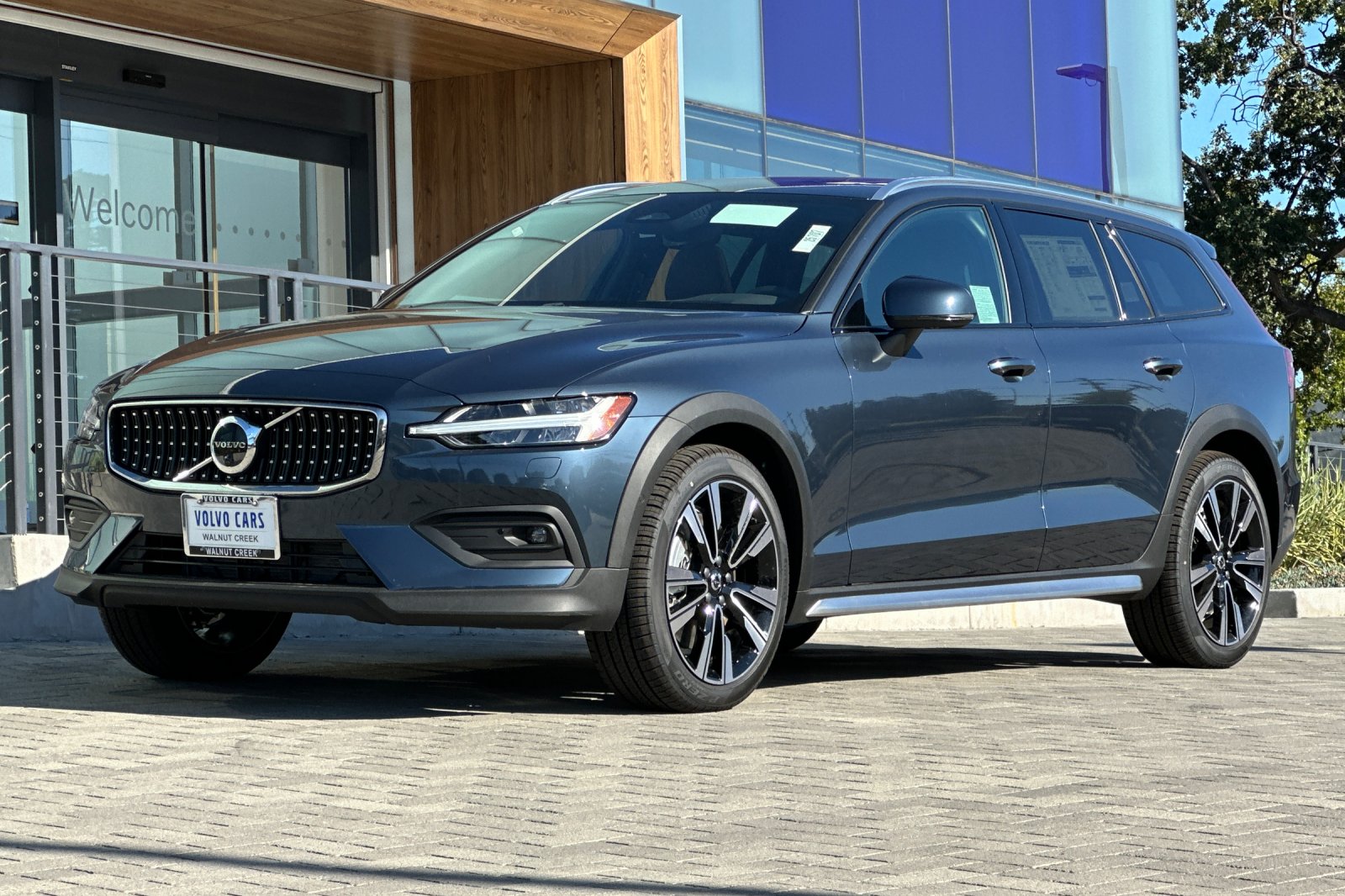 2025 Volvo V60 Cross Country B5 Ultra photo 3