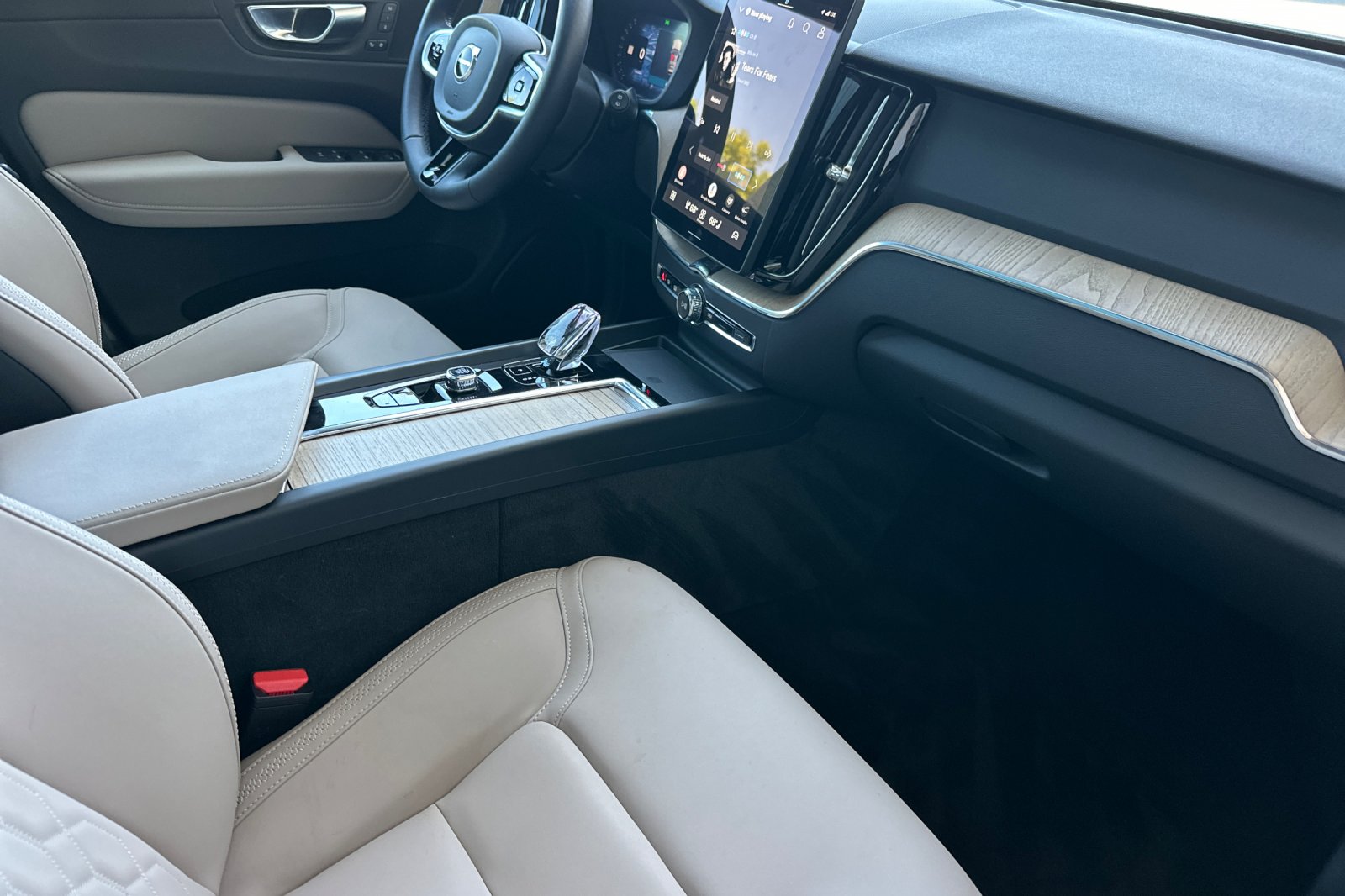 2026 Volvo XC60 Plus - Photo 16