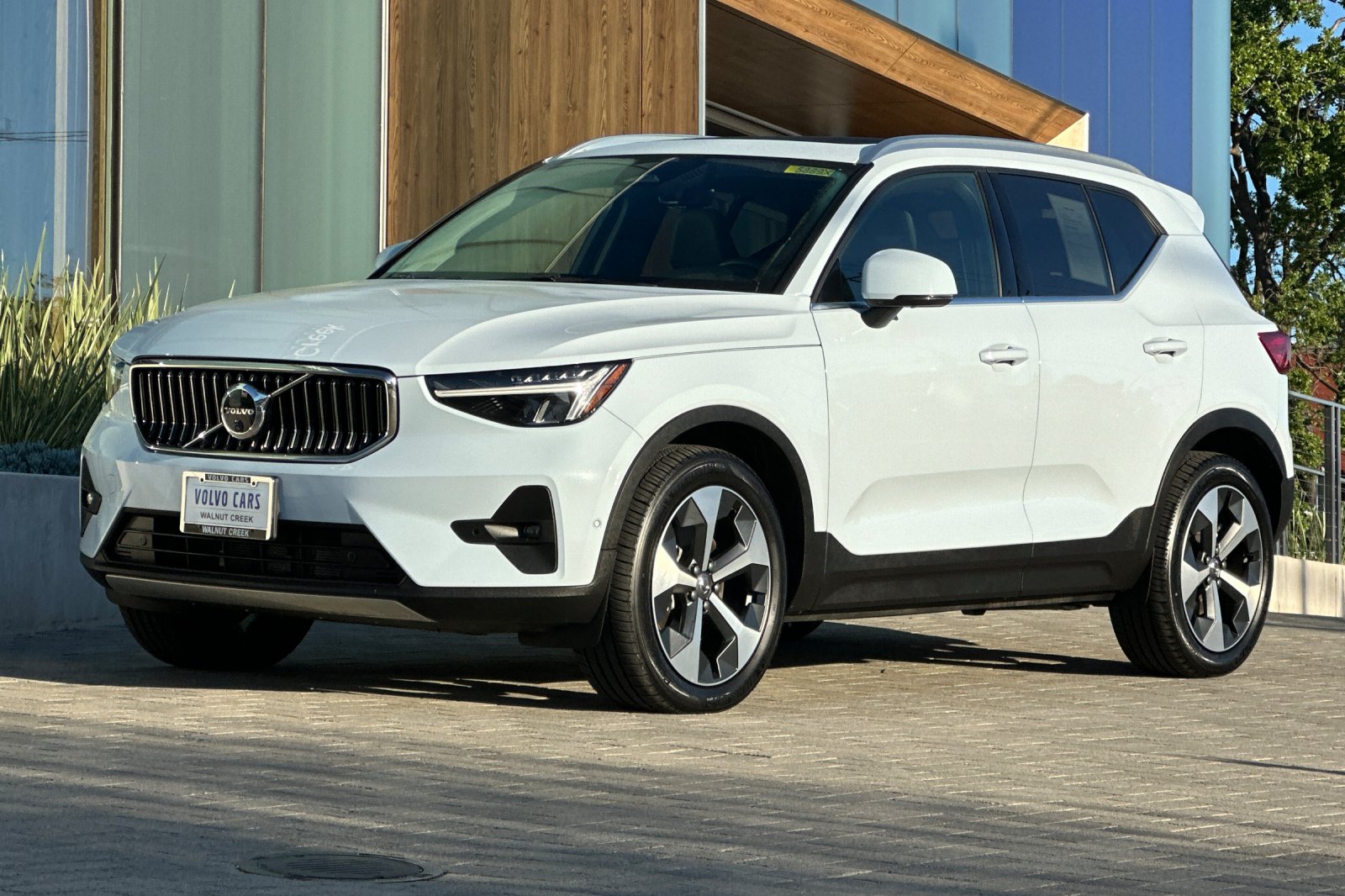 2025 Volvo XC40 B5 Plus Bright Theme photo 3