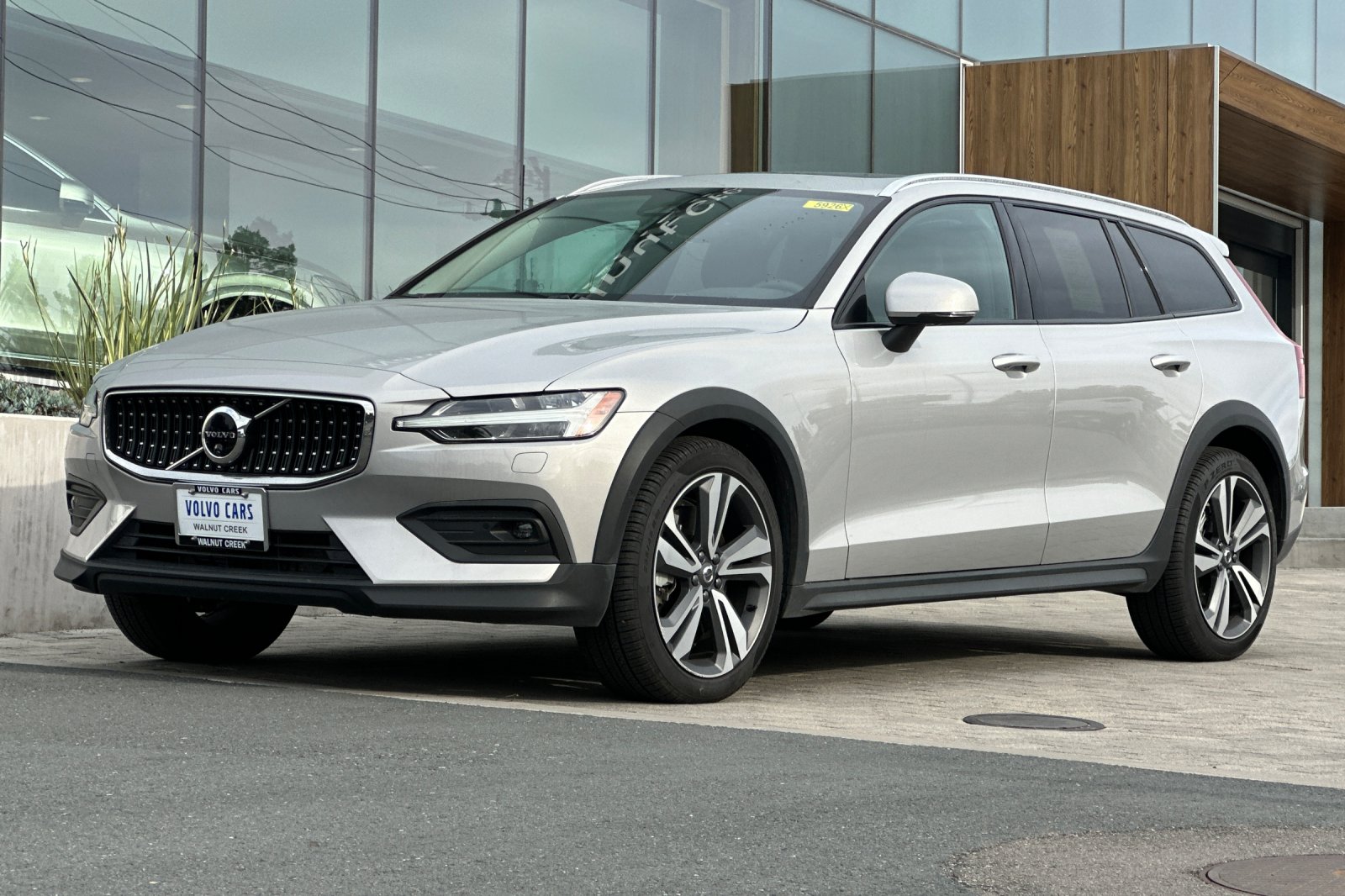 2025 Volvo V60 Cross Country B5 Plus photo 3