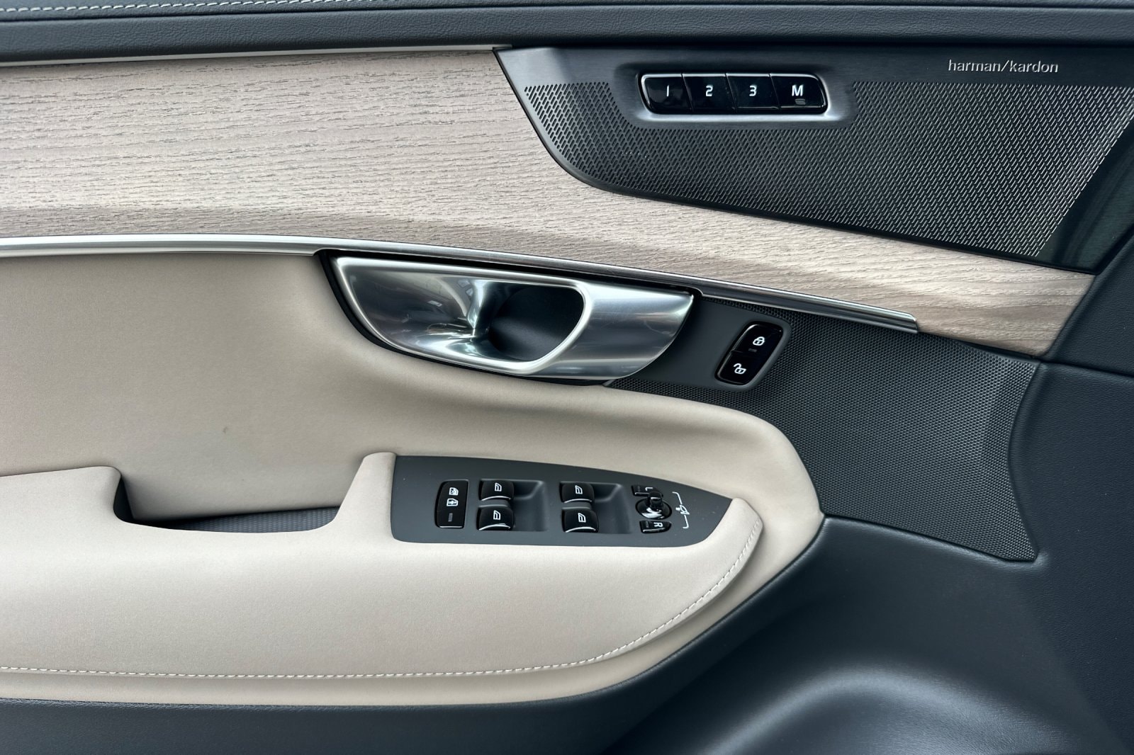 2026 Volvo XC90 Plus - Photo 11