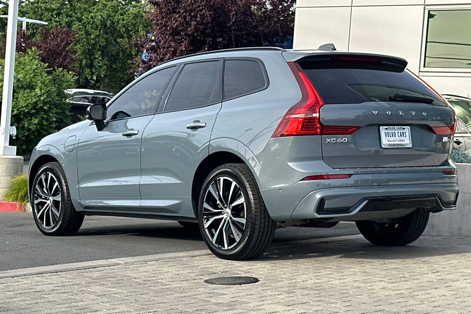 2023 Volvo XC60 Recharge Plug-In Hybrid Plus Dark photo 5