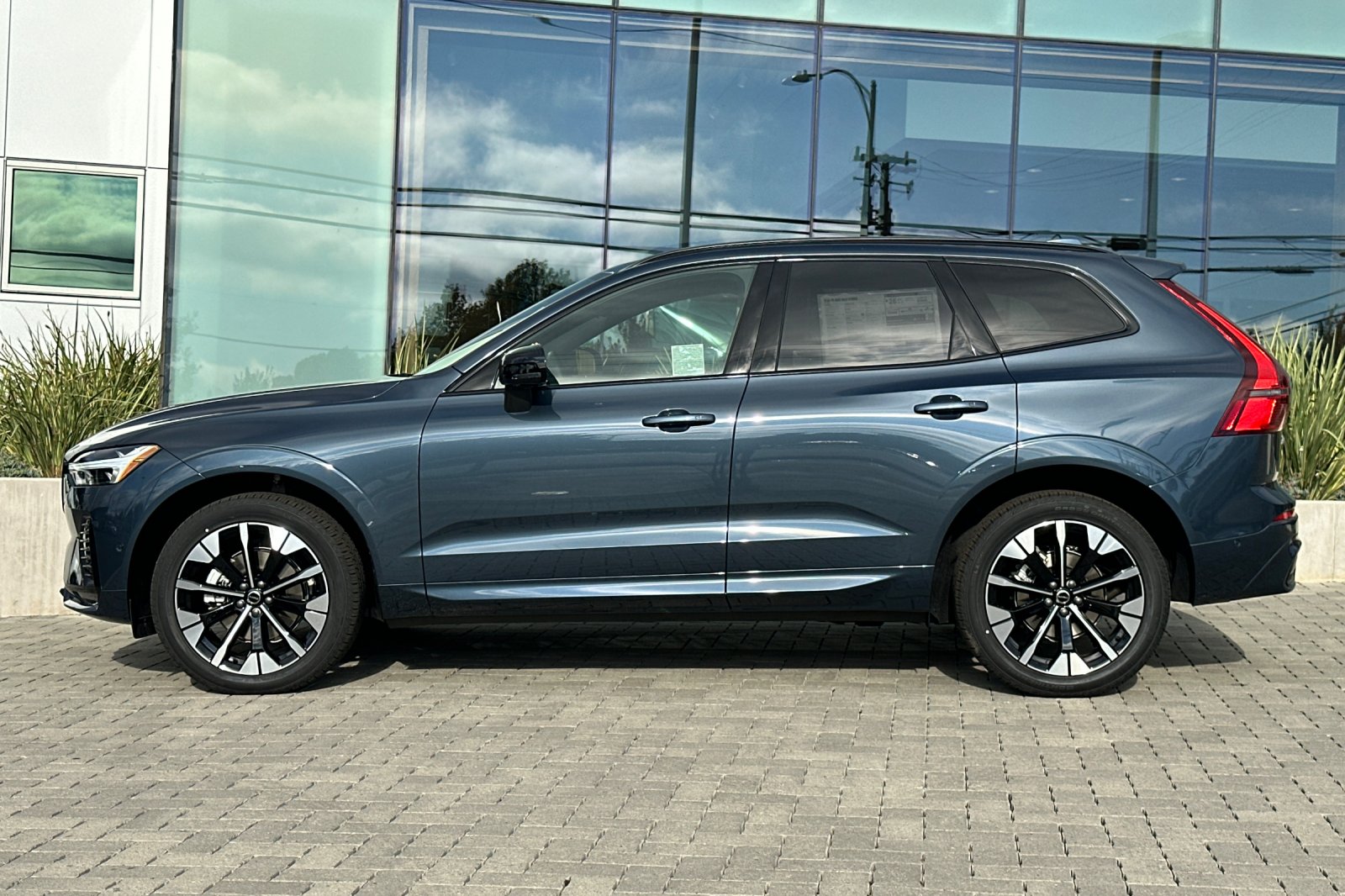 2026 Volvo XC60 Plus - Photo 7