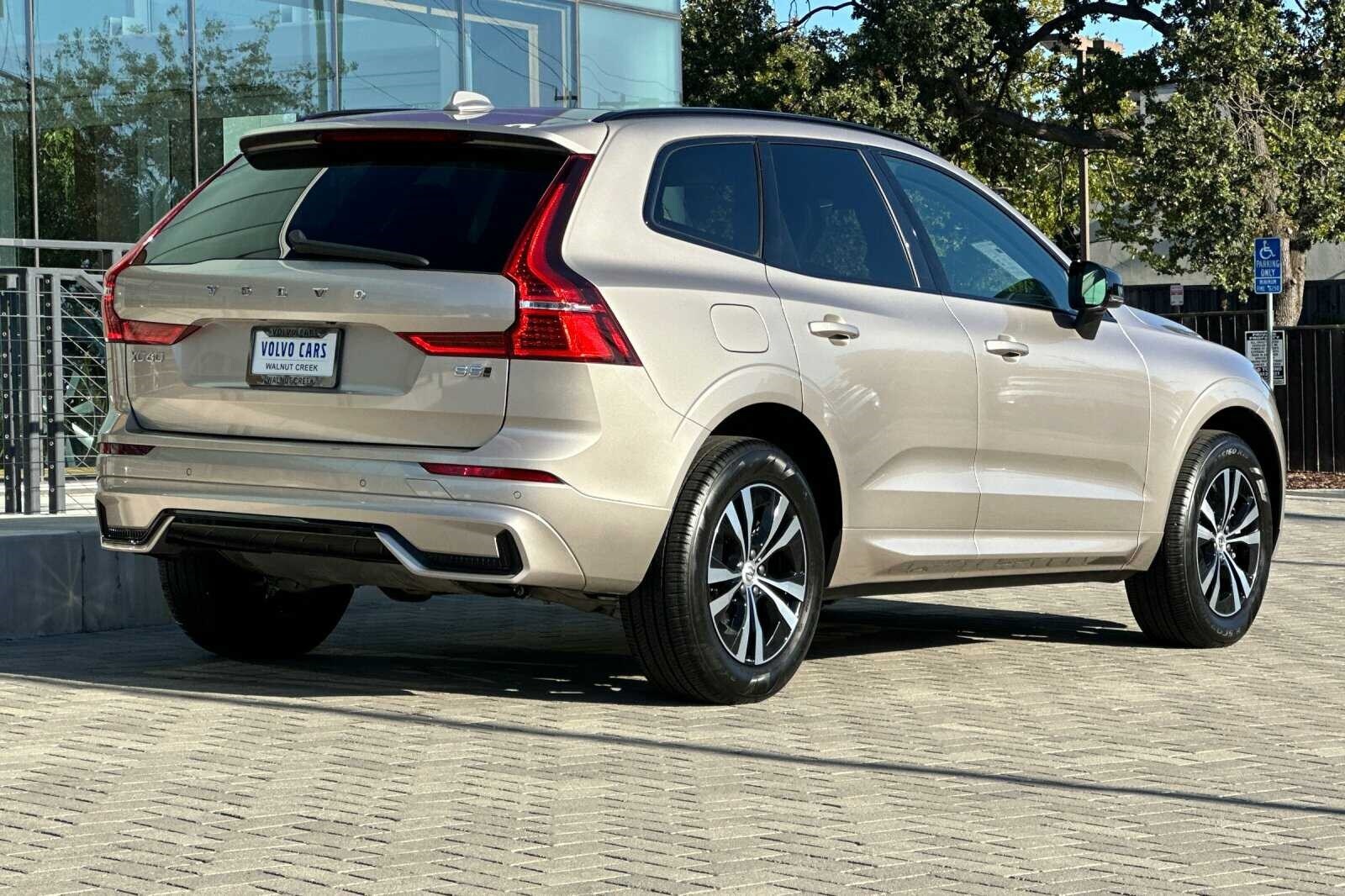 2025 Volvo XC60 B5 Core photo 4
