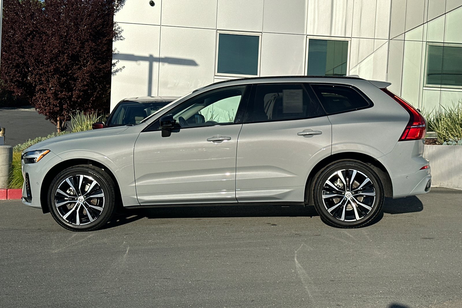 2025 Volvo XC60 B5 Plus photo 6