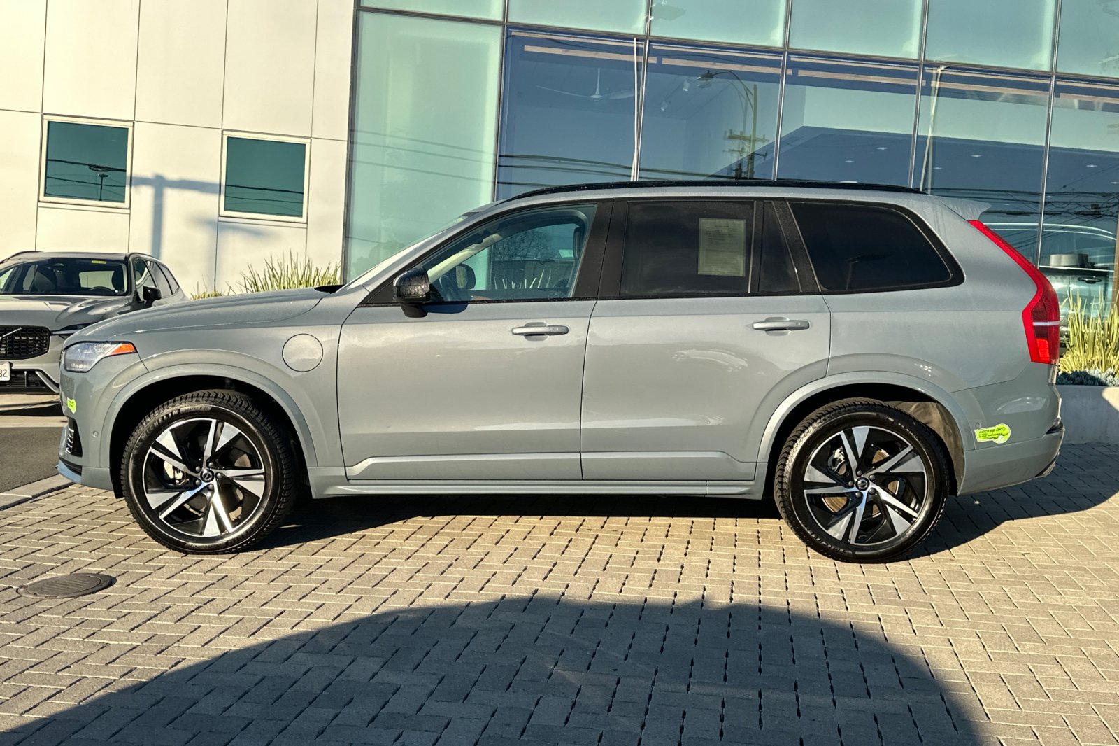 2023 Volvo XC90 Recharge Plug-In Hybrid Plus Dark 7-Seater photo 6