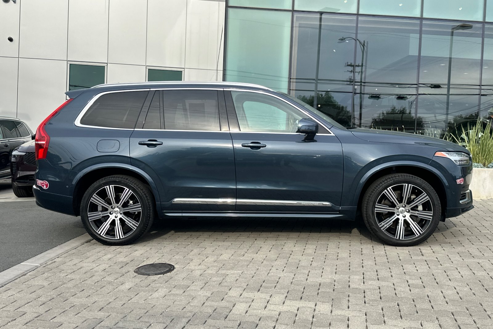 2024 Volvo XC90 plug-in hybrid T8 Ultimate 6-Seater photo 2