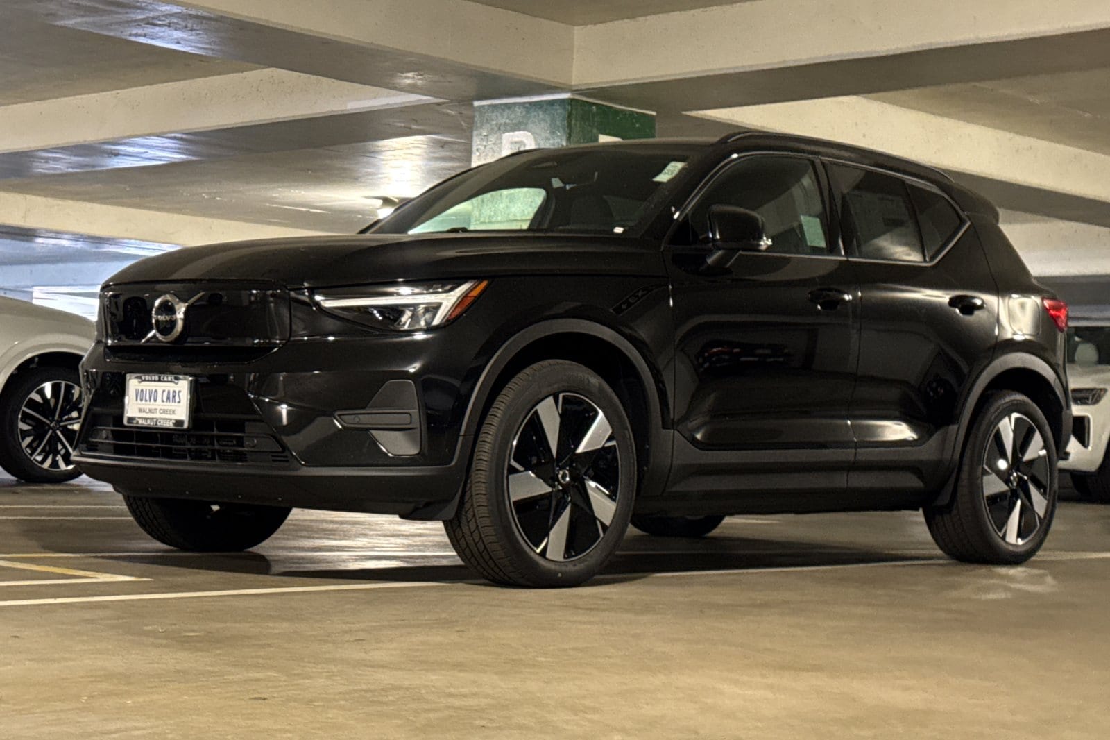 2025 Volvo EX40 Twin Motor Core photo 3