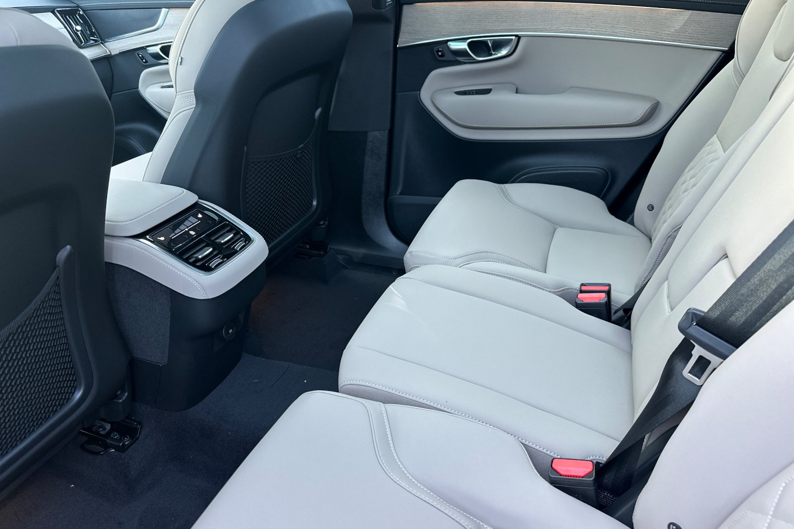 2025 Volvo XC90 Core - Photo 12