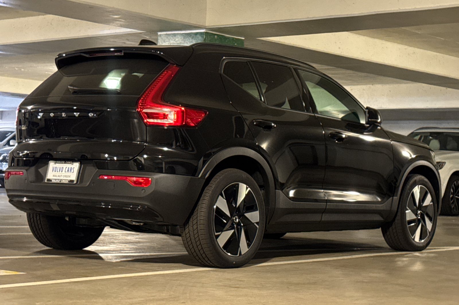 2025 Volvo EX40 Twin Motor Core photo 3