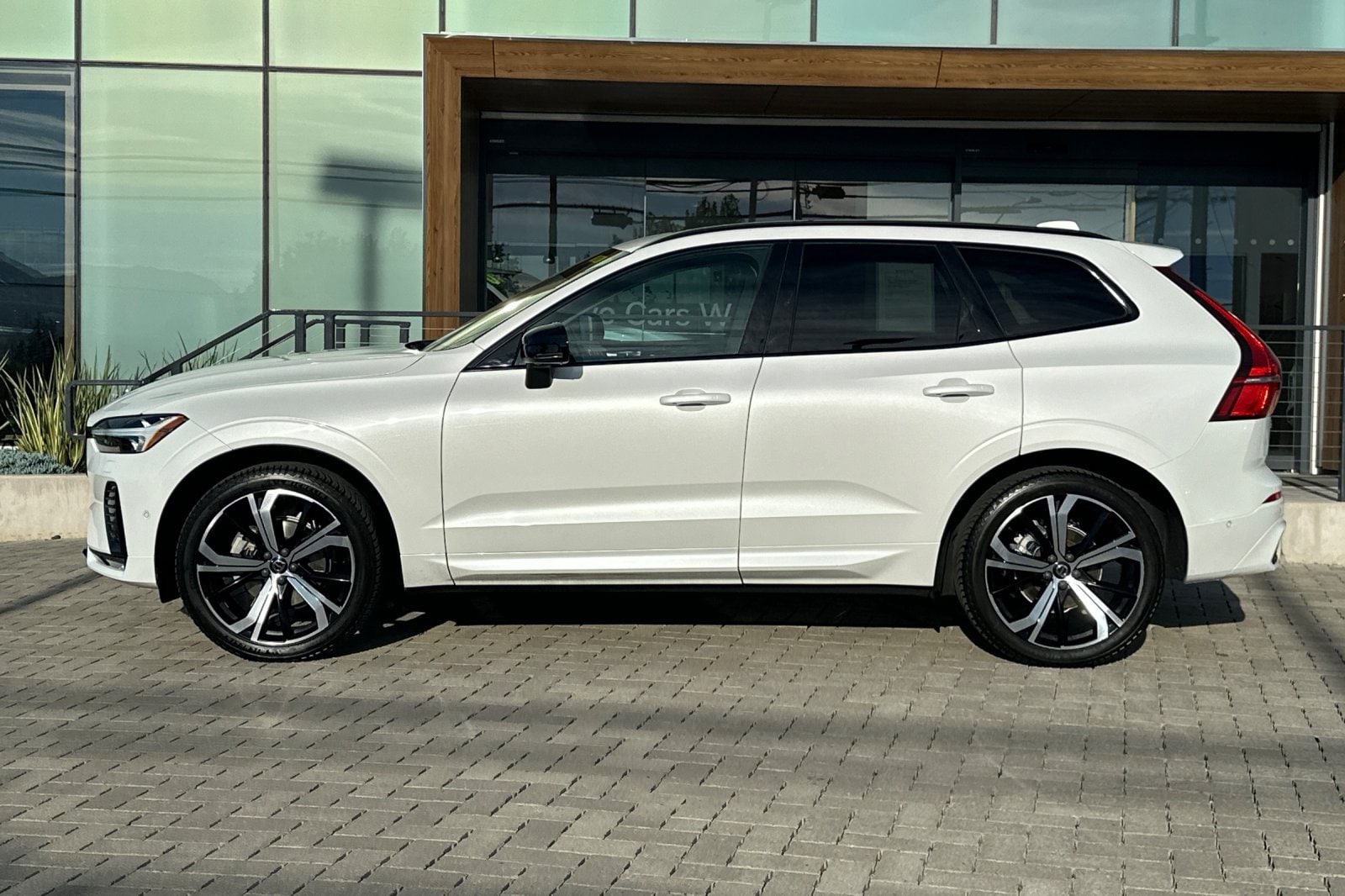 2023 Volvo XC60 B5 AWD Ultimate Dark photo 6