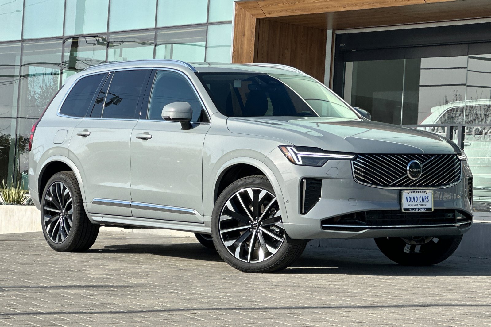 2025 Volvo XC90 Plus photo 2