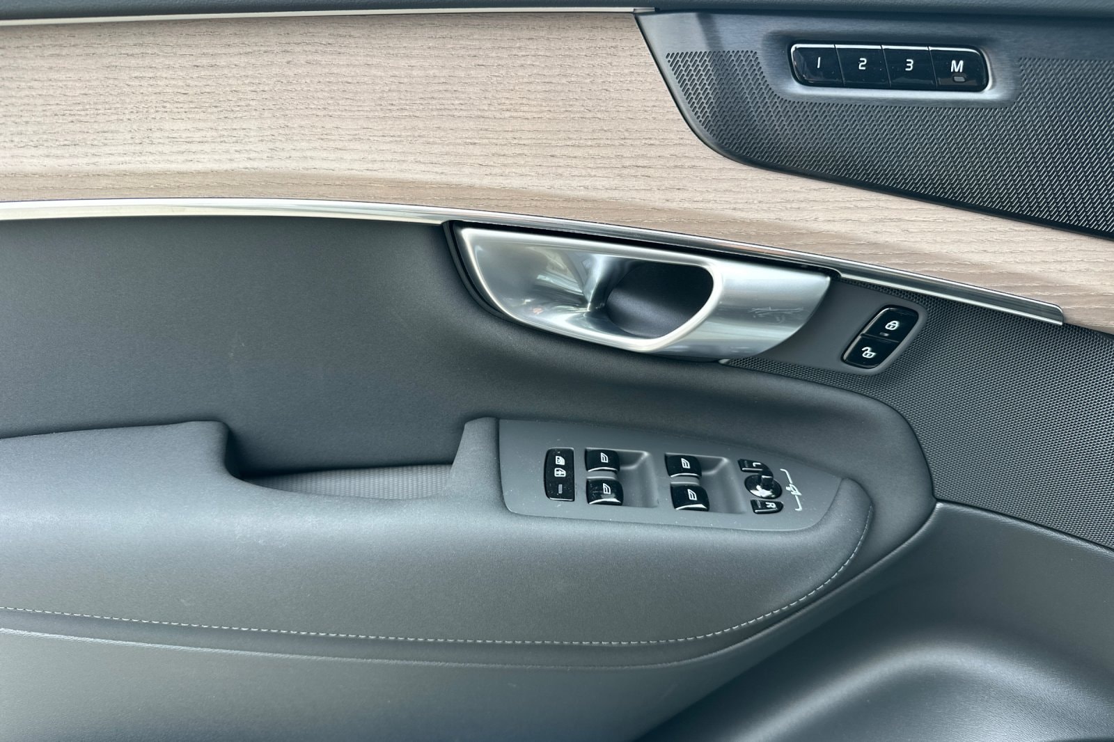 2025 Volvo XC90 Plus - Photo 11