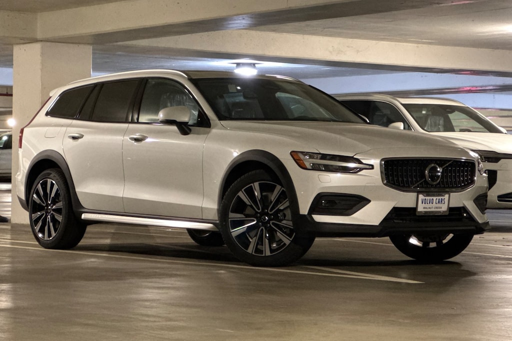New 2025 Volvo V60 Cross Country B5 Ultra Wagon