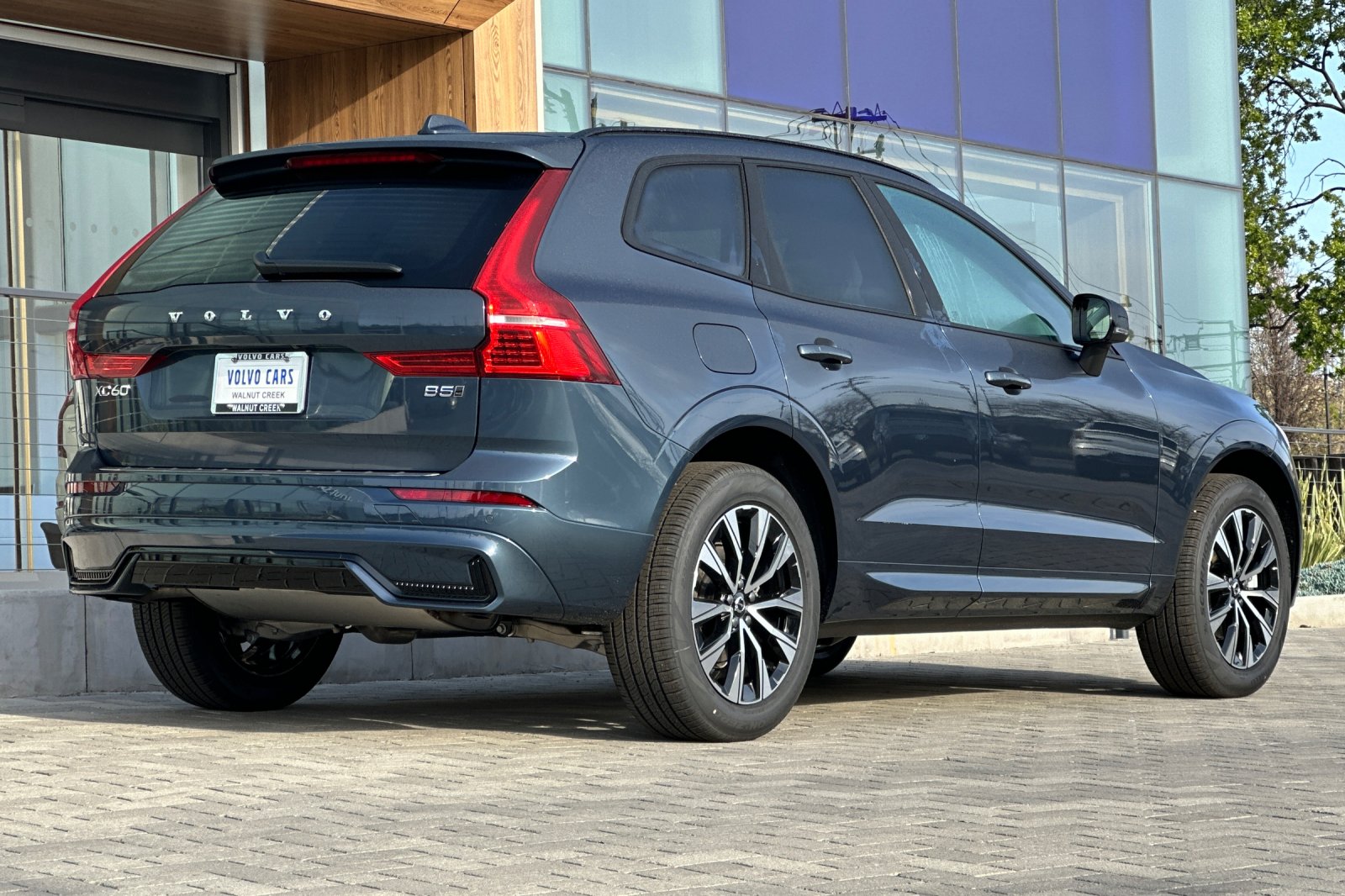 2025 Volvo XC60 B5 Core photo 4