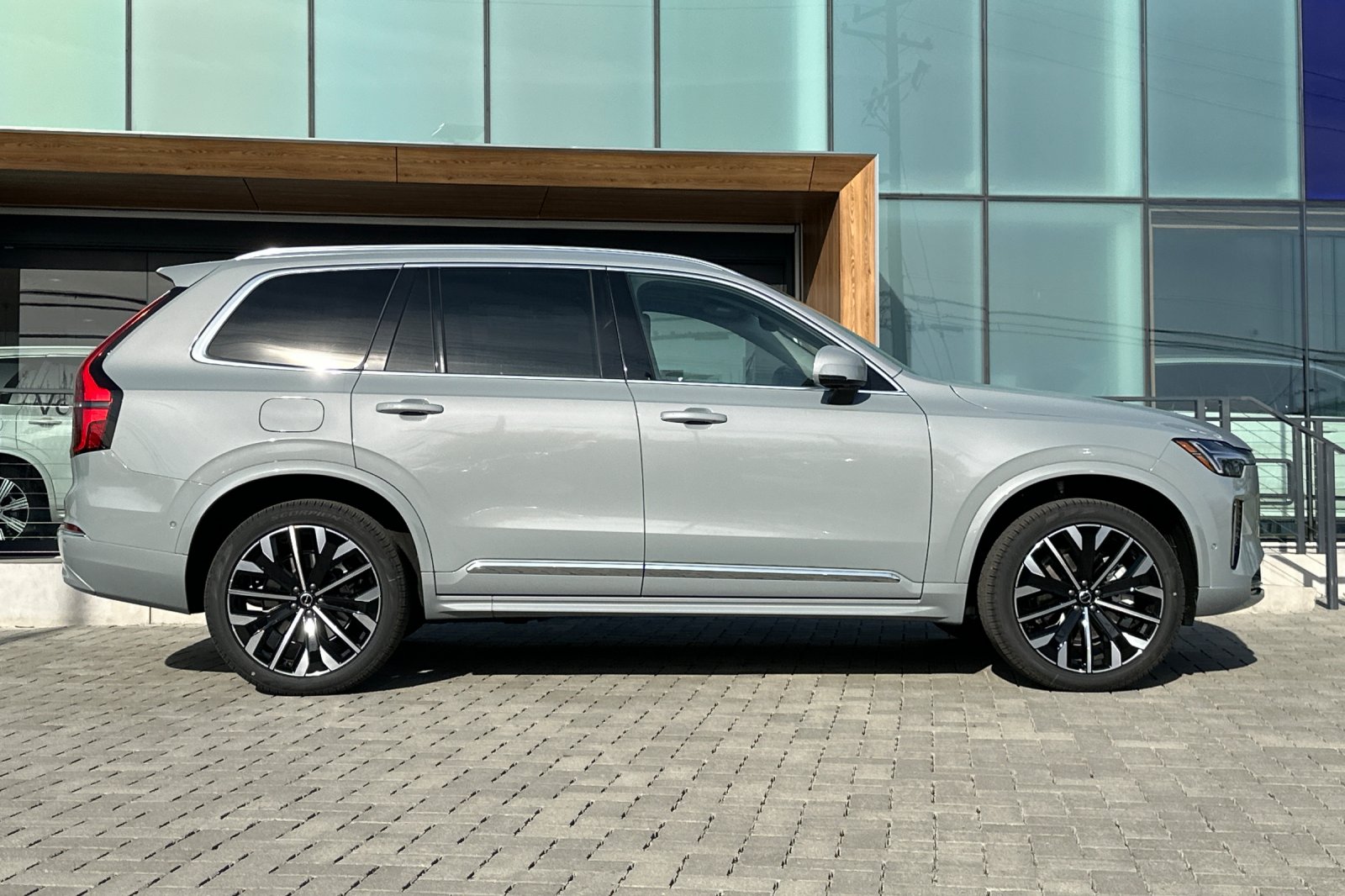 2025 Volvo XC90 Plus photo 3