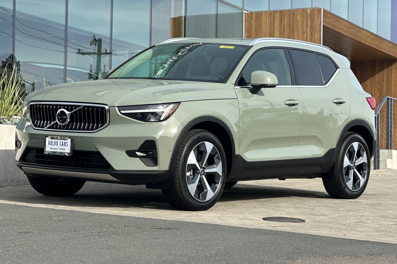 2025 Volvo XC40 B5 Plus Bright Theme photo 3