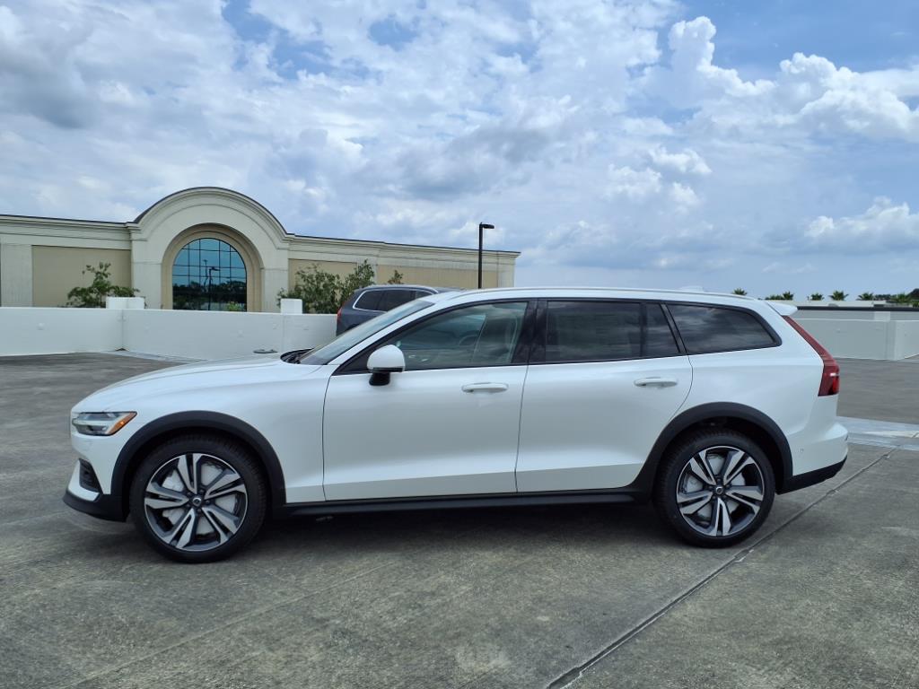 2025 Volvo V60 Cross Country B5 Plus photo 3