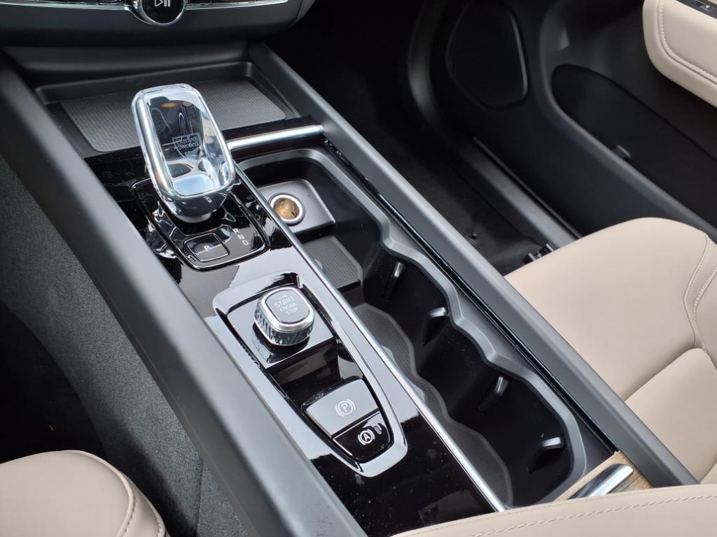 2026 Volvo XC60 Plus - Photo 14