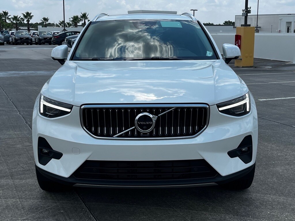 2025 Volvo XC40 Plus photo 2
