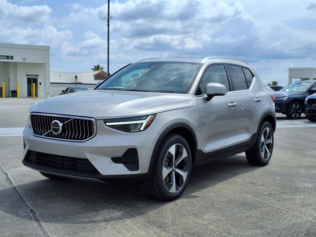 2025 Volvo XC40 Core photo 3