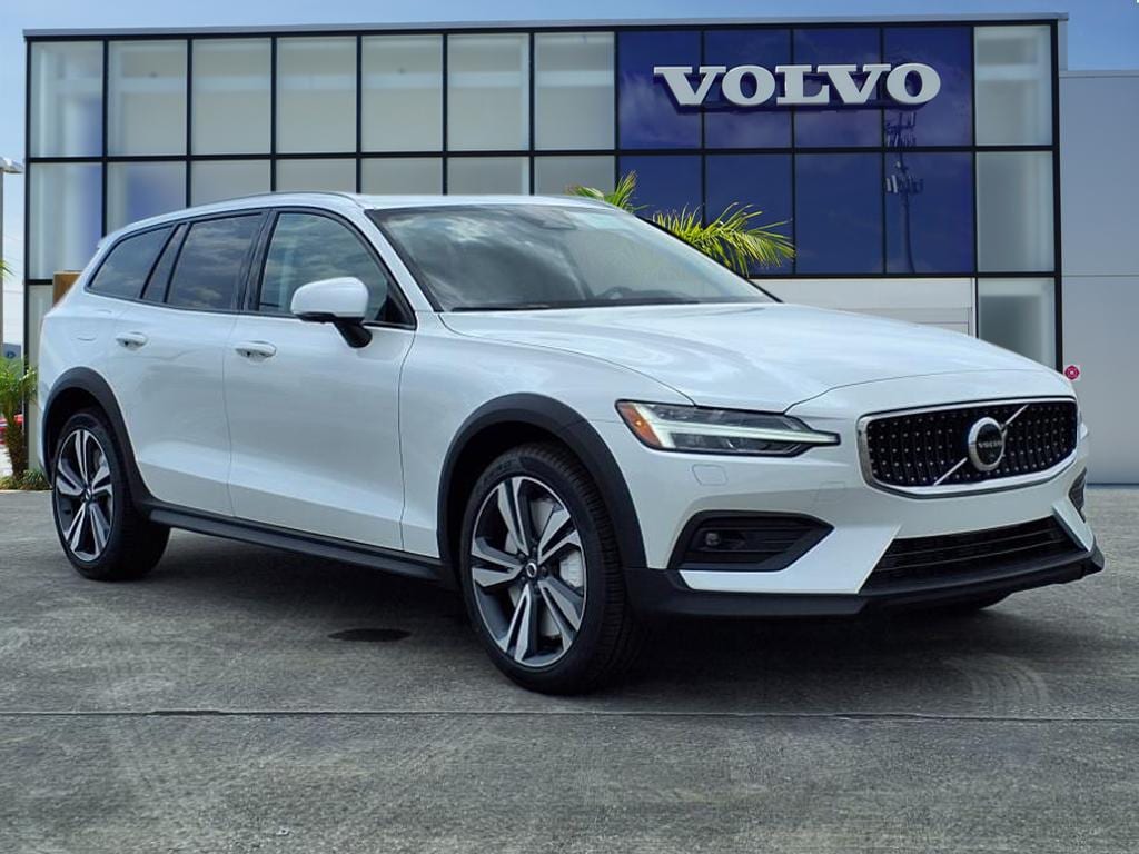 2025 Volvo V60 Cross Country Wagon 