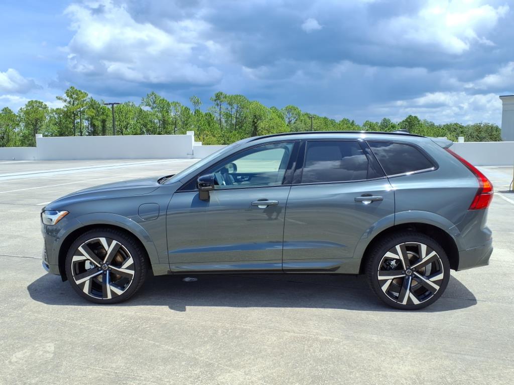 2026 Volvo XC60 T8 photo 4