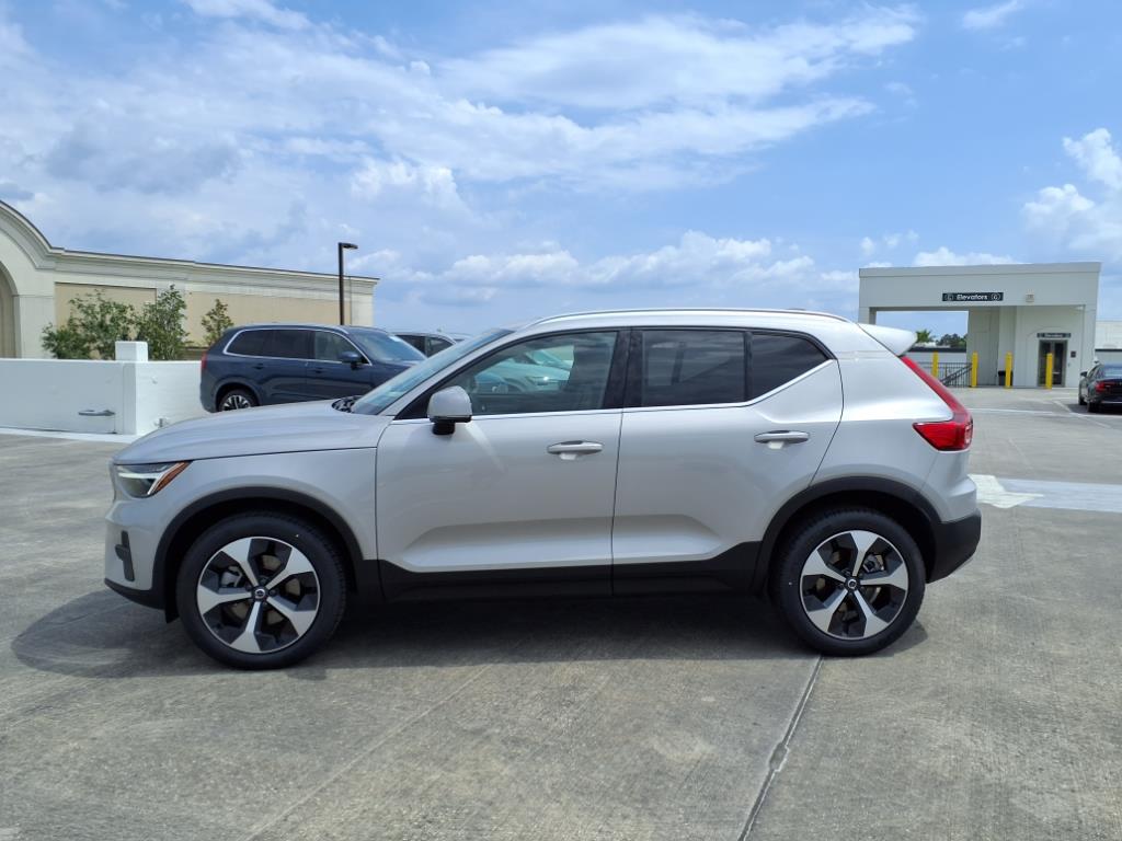 2025 Volvo XC40 Core photo 4