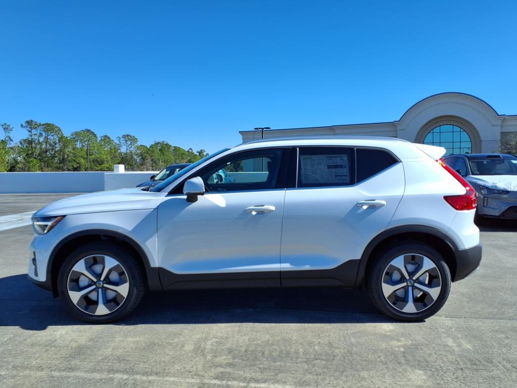 2025 Volvo XC40 Core photo 4