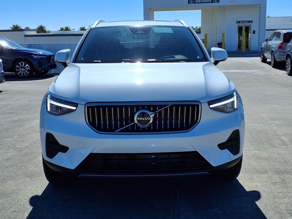 2025 Volvo XC40 Core photo 2