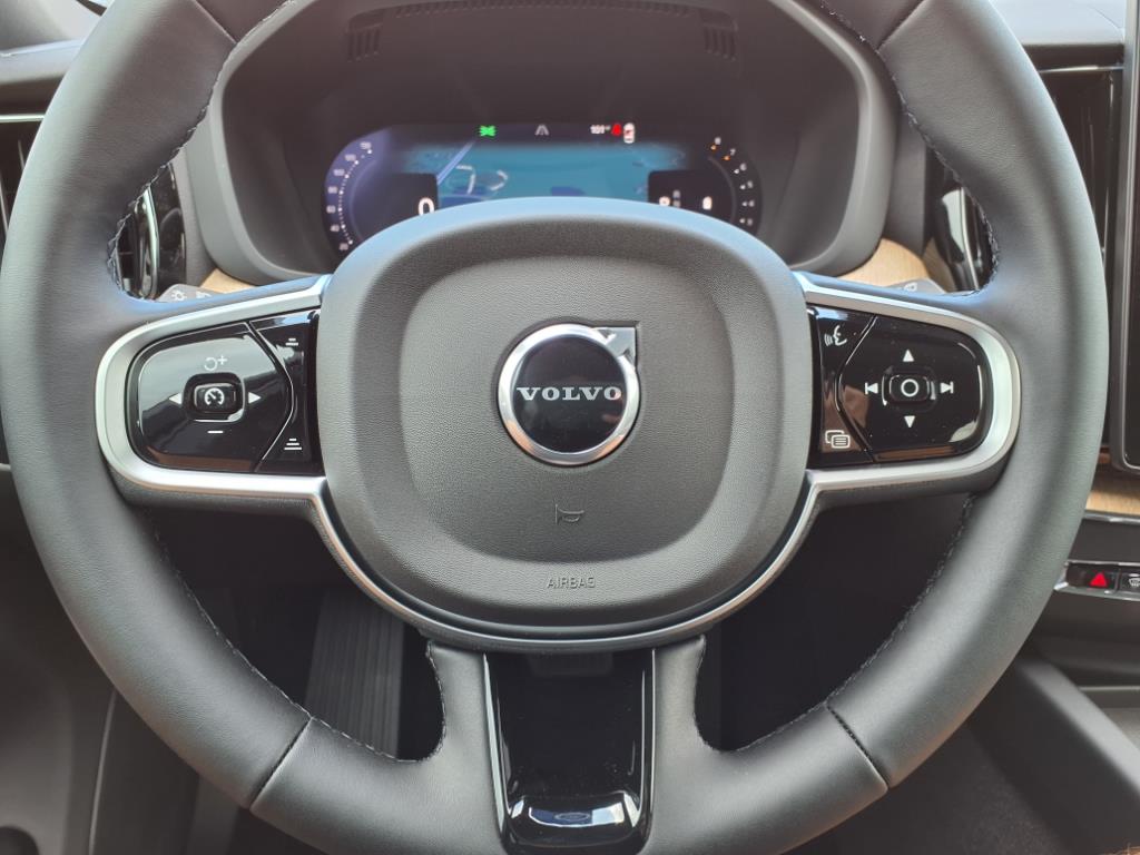 2026 Volvo XC60 Plus - Photo 16